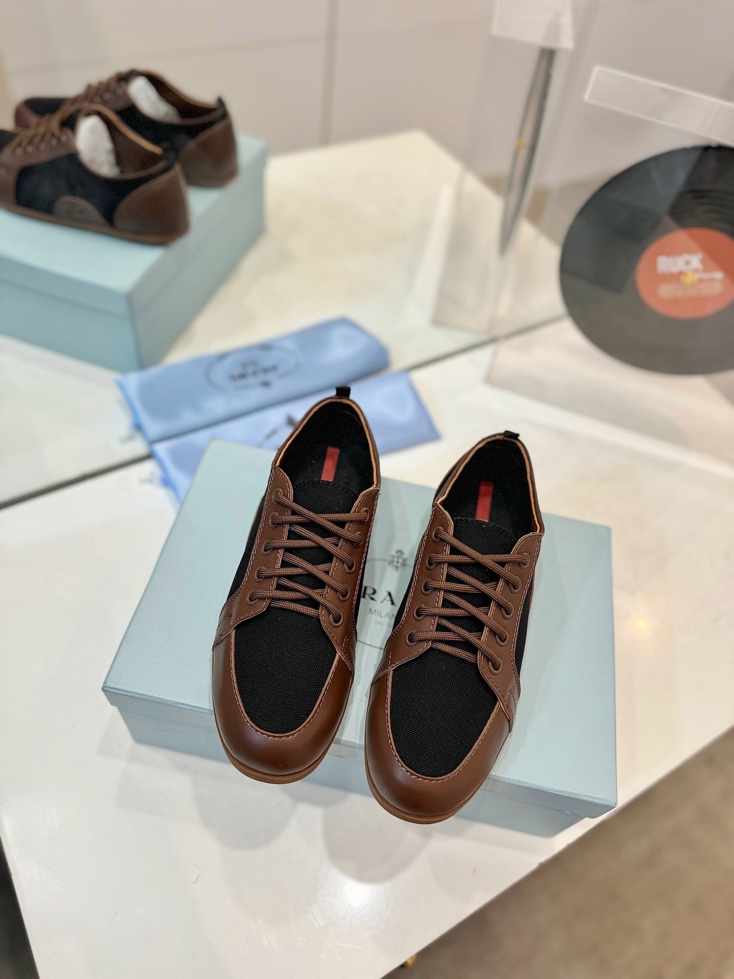 SNEAKERS IN BROWN LAMBSKIN AND BLACK CANVAS - 35