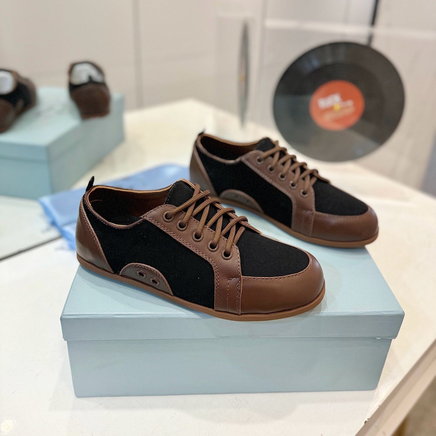 SNEAKERS IN BROWN LAMBSKIN AND BLACK CANVAS - 35