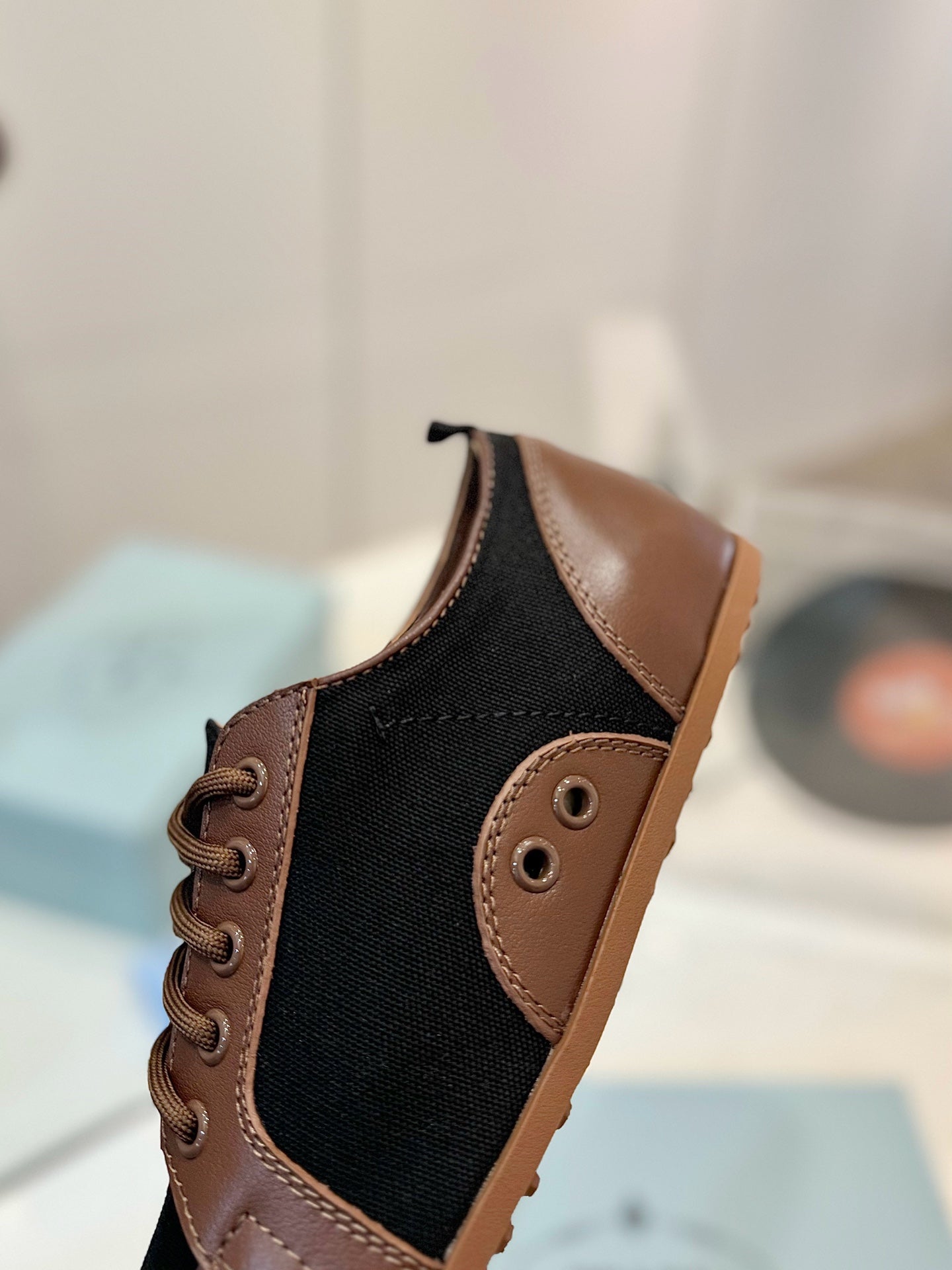 SNEAKERS IN BROWN LAMBSKIN AND BLACK CANVAS - 35