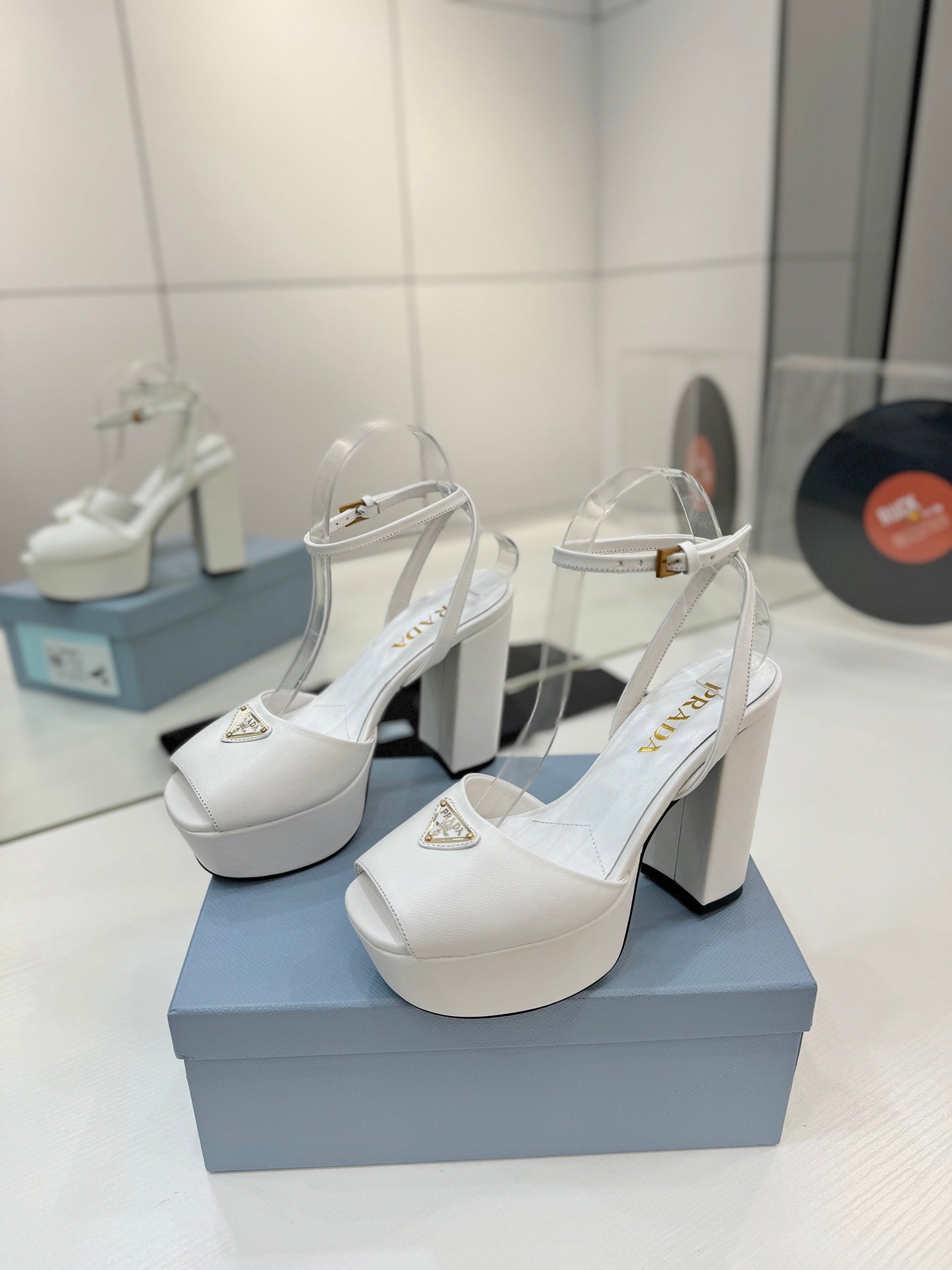 БОСОНІЖКИ PRADA 26S НА ПІДБОРАХ 115 ММ З БІЛОЇ ТЕЛЯЧОЇ ШКІРИ З ЛОГОТИПОМ