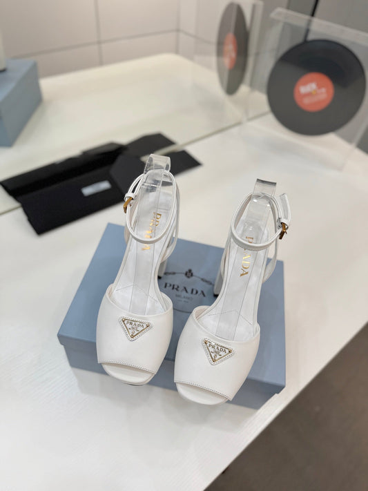 БОСОНІЖКИ PRADA 26S НА ПІДБОРАХ 115 ММ З БІЛОЇ ТЕЛЯЧОЇ ШКІРИ З ЛОГОТИПОМ