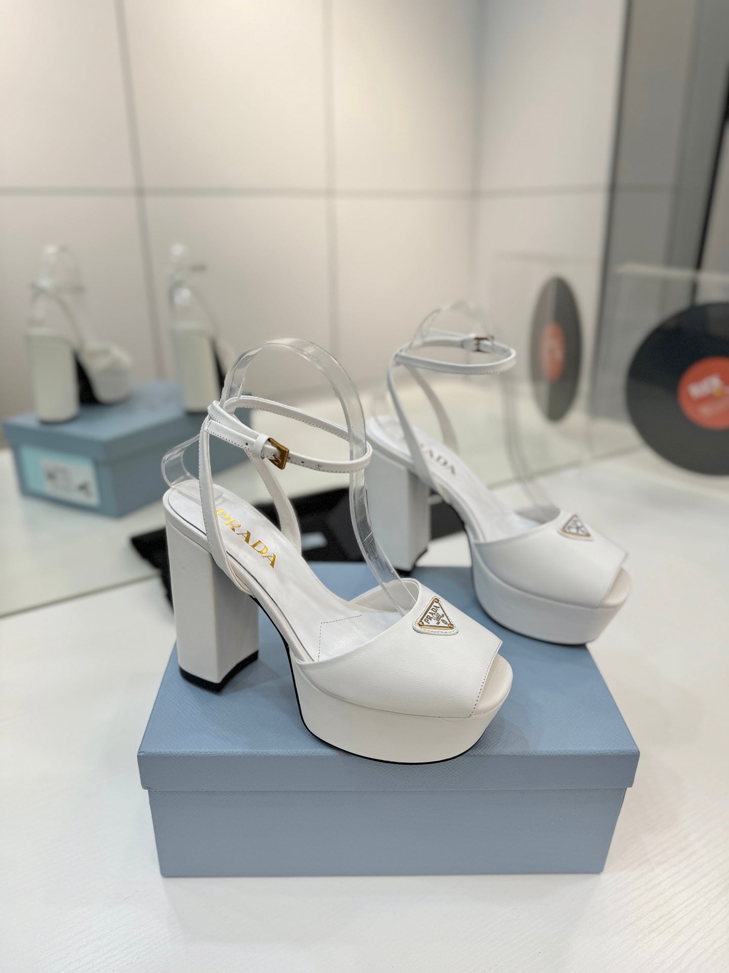 БОСОНІЖКИ PRADA 26S НА ПІДБОРАХ 115 ММ З БІЛОЇ ТЕЛЯЧОЇ ШКІРИ З ЛОГОТИПОМ