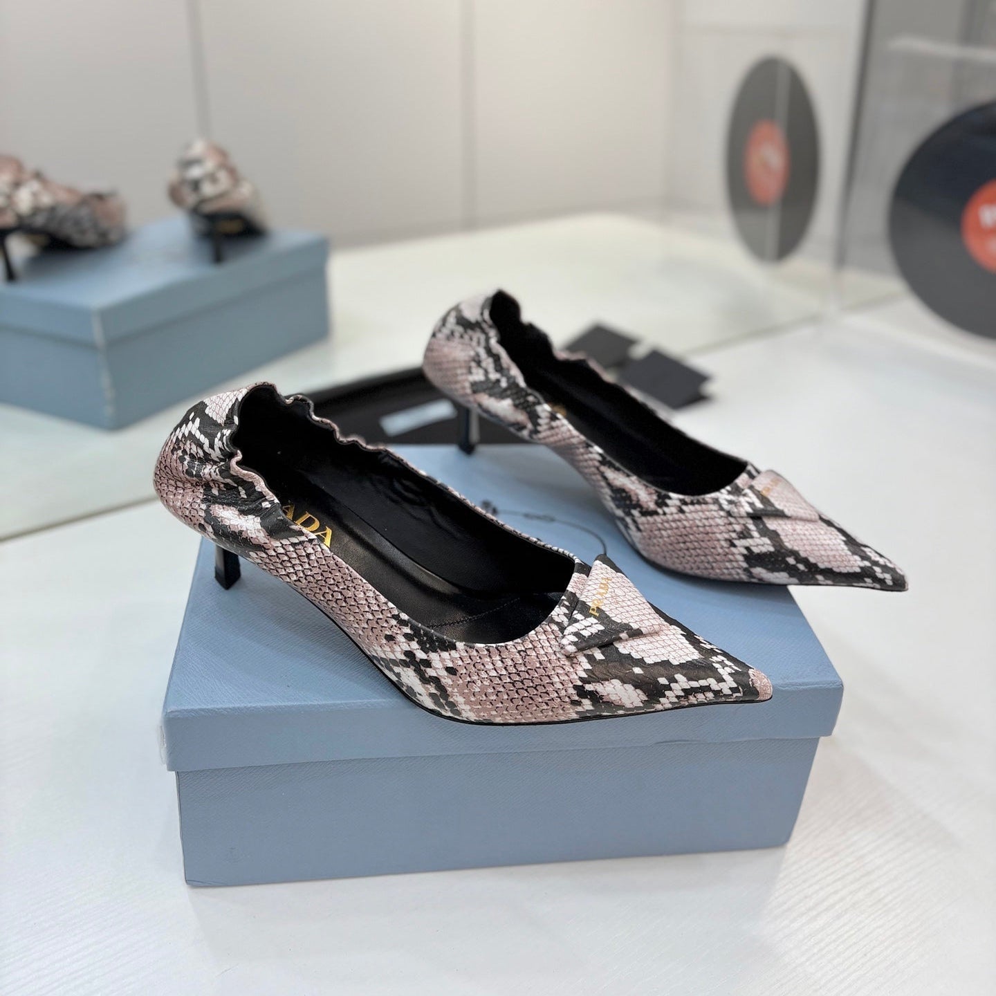 PRADA 26S PUMPS 55MM IN PINK SNAKE PRINT CALFSKIN WITH LOGO
