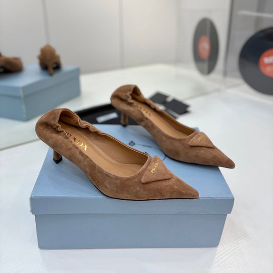 ТУФЛІ PRADA 26S PUMPS 55 ММ З КАРАМЕЛЬНО-КОРИЧНЕВОЇ ЗАМШІ З ЛОГОТИПОМ