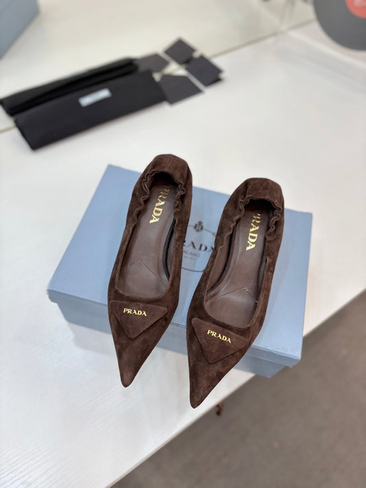 PRADA 26S ТУФЛІ-ЧОВНИКИ 55 ММ З ТЕМНО-КОРИЧНЕВОЇ ЗАМШІ З ЛОГОТИПОМ