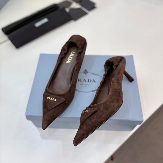 PRADA 26S ТУФЛІ-ЧОВНИКИ 55 ММ З ТЕМНО-КОРИЧНЕВОЇ ЗАМШІ З ЛОГОТИПОМ