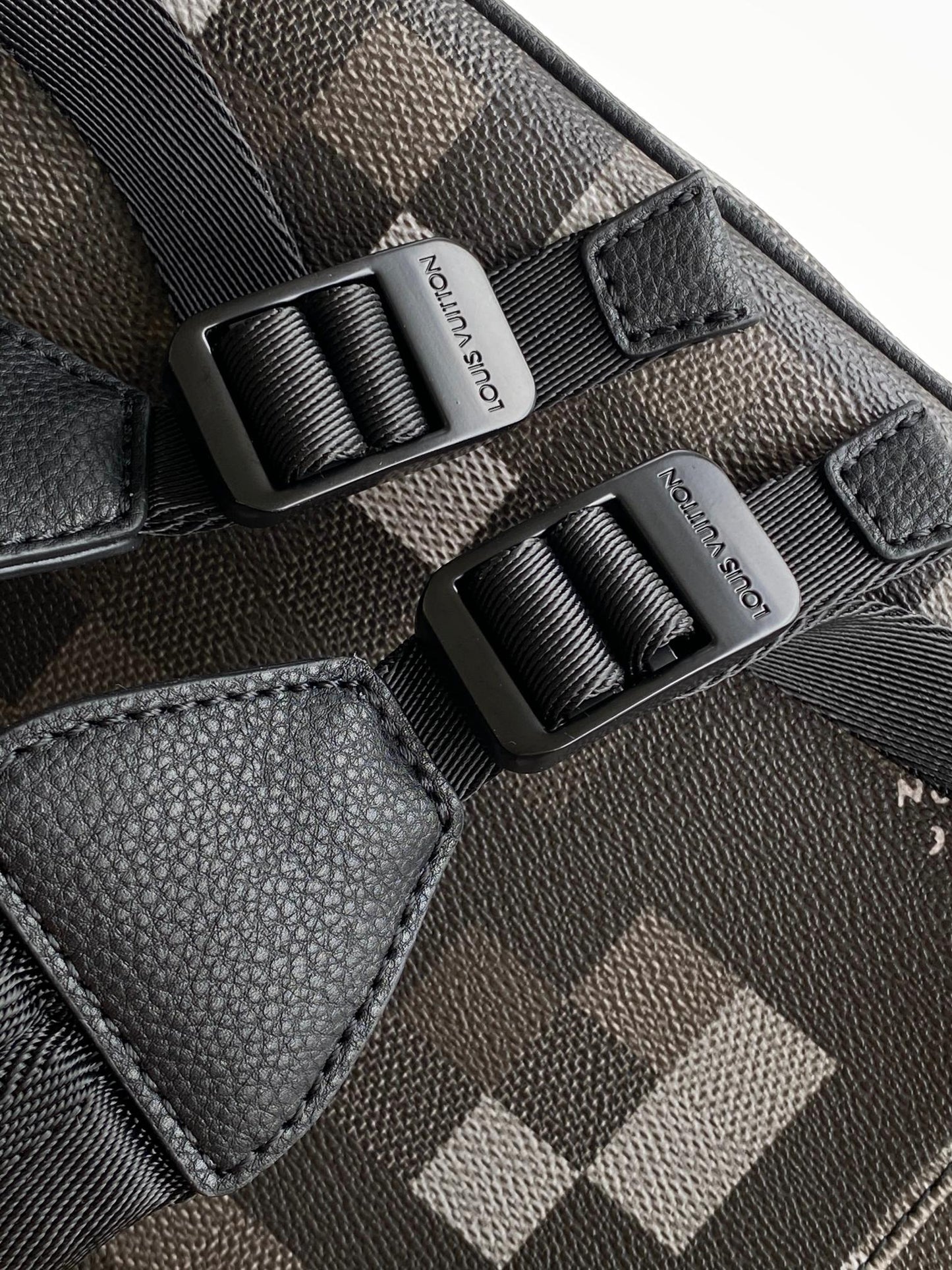 LV 25S CHRISTOPHER BACKPACK 47 IN DAMOFLAGE BLACK CALFSKIN