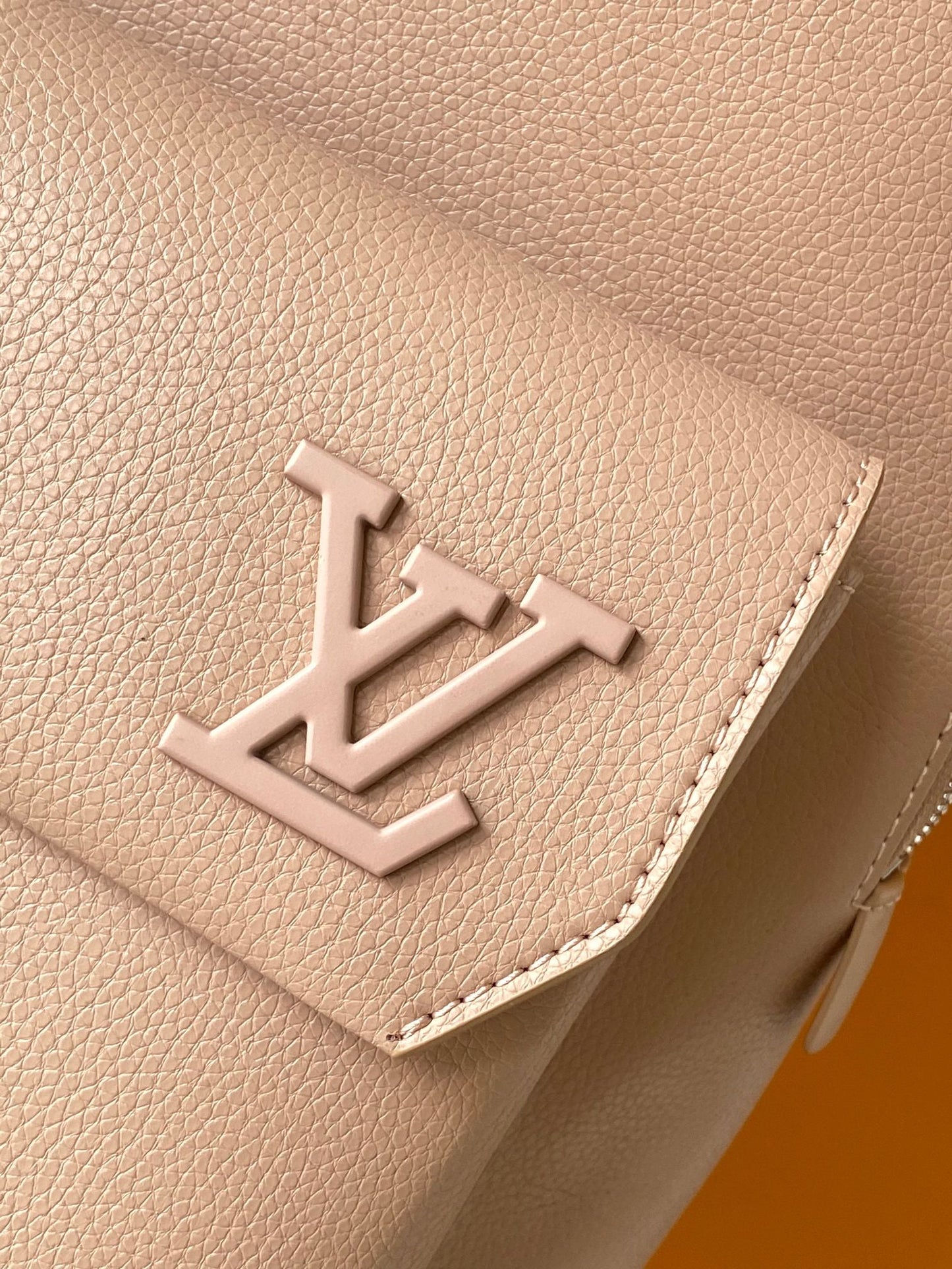 LV 25S TAKEOFF BACKPACK 43 IN BEIGE CALFSKIN