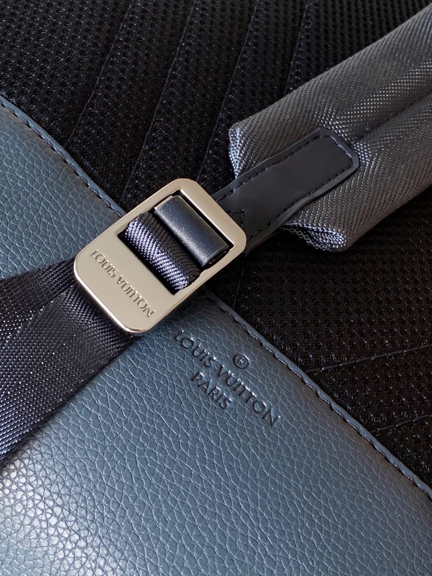 LV 25S TAKEOFF BACKPACK 43 IN ATLANTIC BLUE CALFSKIN