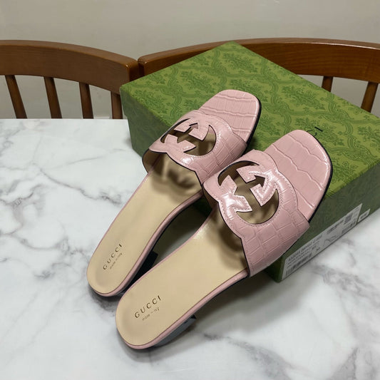 GG SLIDES IN PASTEL PINK CALFSKIN LOGO-EMBOSSED STRAP - 35