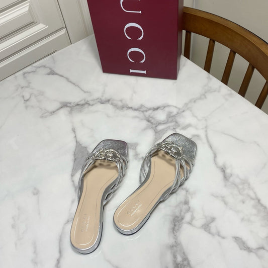 Шльопанці GUCCI 26S FLAT SLIDES ЗІ СРІБНОЇ ТЕЛЯЧОЇ ШКІРИ З КРИСТАЛАМИ