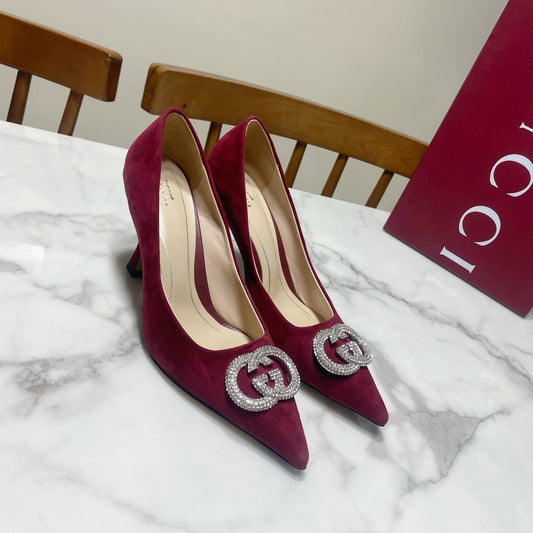 ВИСОКІ ТУФЛІ GUCCI 26S НА ПІДБОРАХ 85 ММ З ТЕМНО-ЧЕРВОНОЇ ЗАМШІ З КРИСТАЛАМИ