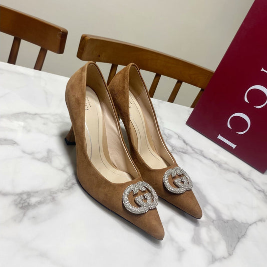 ЖІНОЧІ ТУФЛІ GUCCI 26S НА ВИСОКОМУ КАБЛУКУ 85 ММ З КОРИЧНЕВОЇ ЗАМШІ З КРИСТАЛАМИ