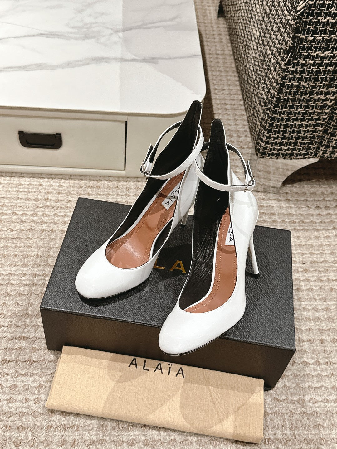 ALAIA ROUND-TOE HIGH HEELS 10 CM IN WHITE CALFSKIN - 35