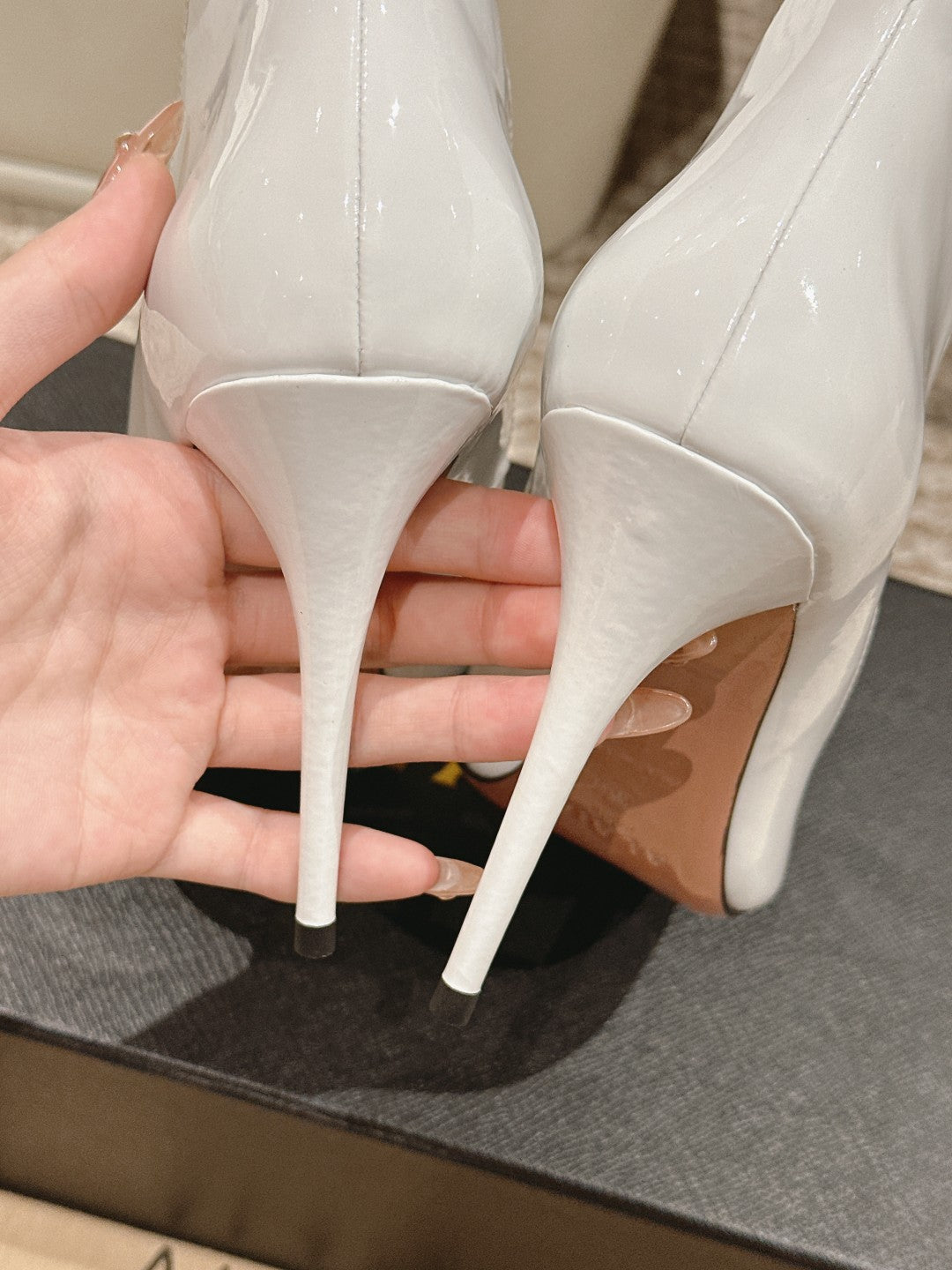 ALAIA ROUND-TOE HIGH HEELS 10 CM IN WHITE CALFSKIN - 35