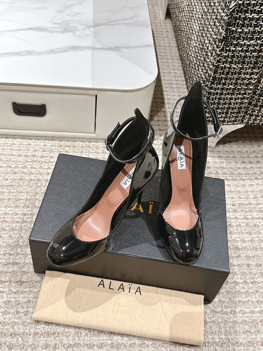 ALAIA ROUND-TOE HIGH HEELS 10 CM IN BLACK CALFSKIN - 35