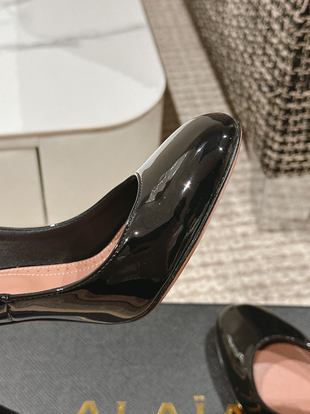 ALAIA ROUND-TOE HIGH HEELS 10 CM IN BLACK CALFSKIN - 35