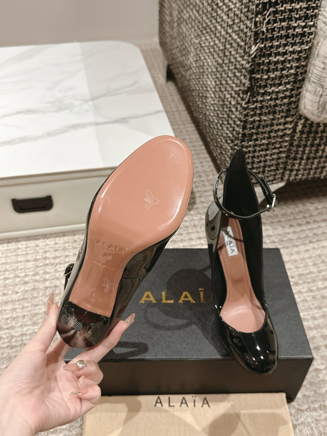 ALAIA ROUND-TOE HIGH HEELS 10 CM IN BLACK CALFSKIN - 35