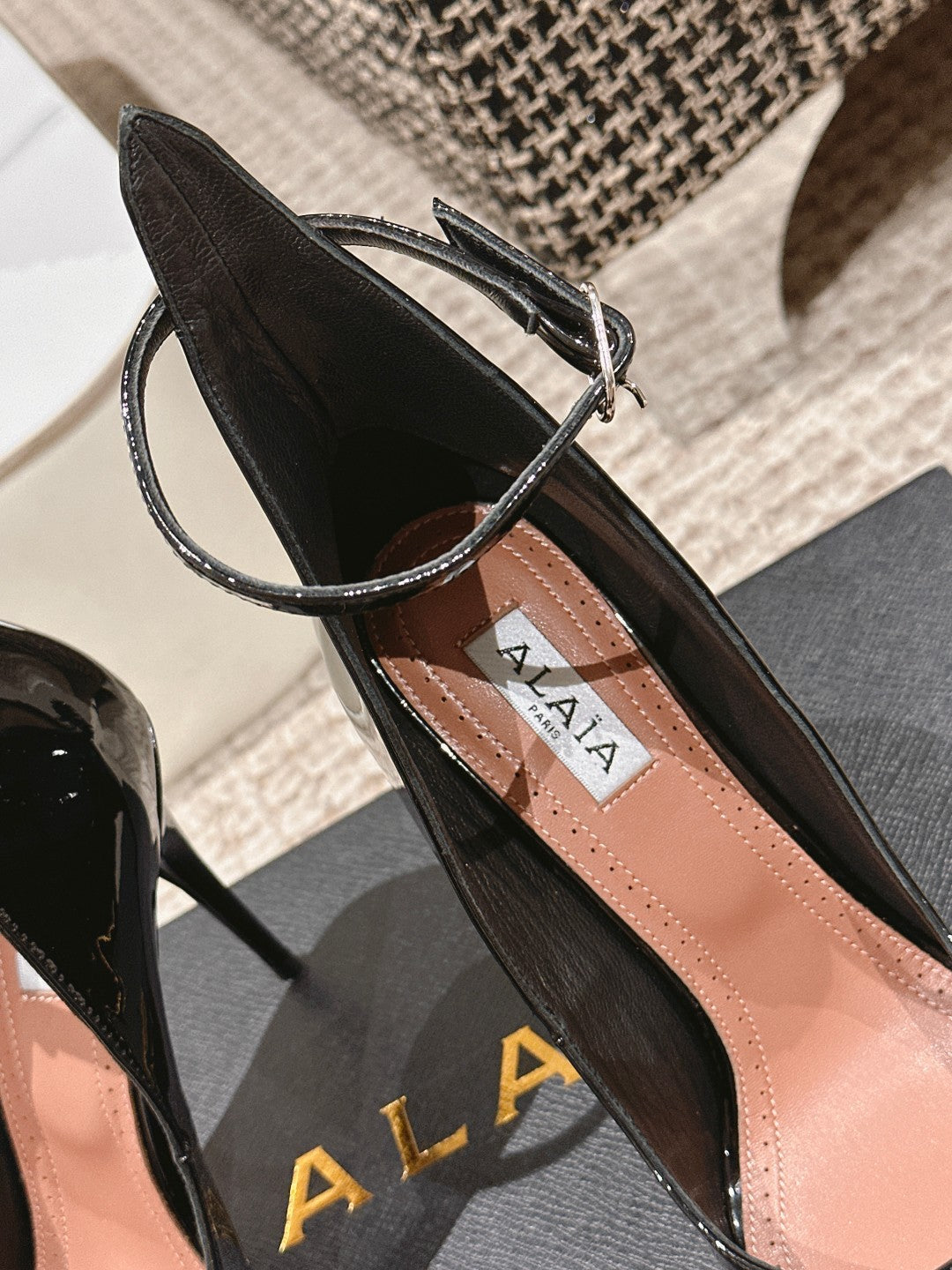 ALAIA ROUND-TOE HIGH HEELS 10 CM IN BLACK CALFSKIN - 35