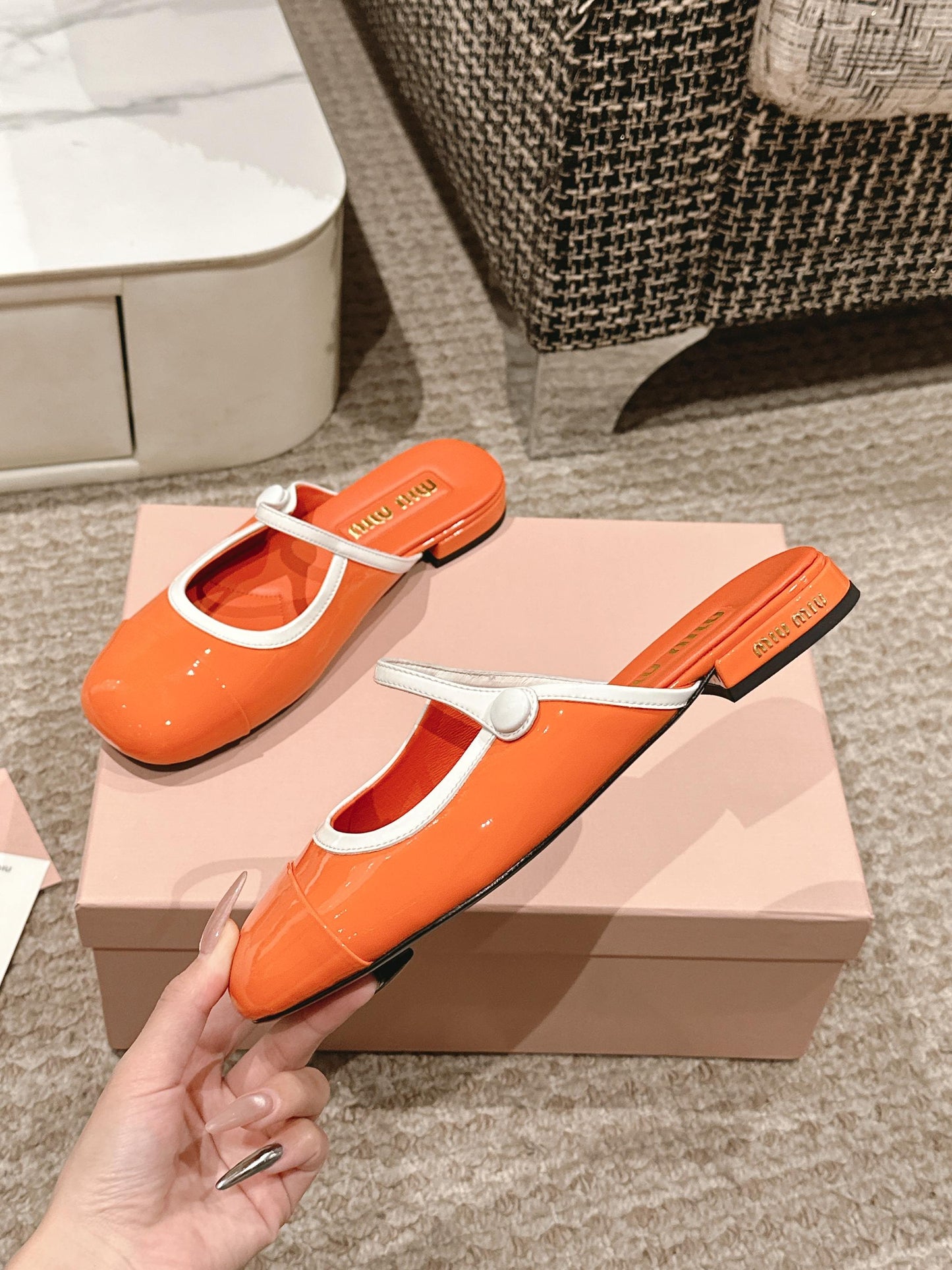 FLAT MULE IN VIVID ORANGE PATENT CALFSKIN - 35