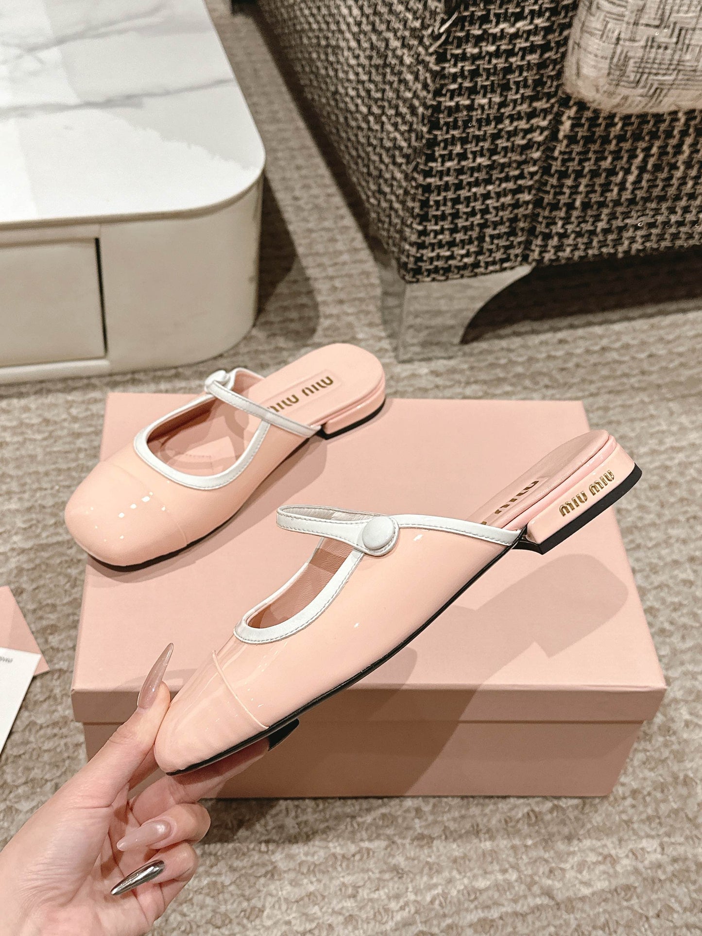 FLAT MULE IN PALE PINK PATENT CALFSKIN - 35