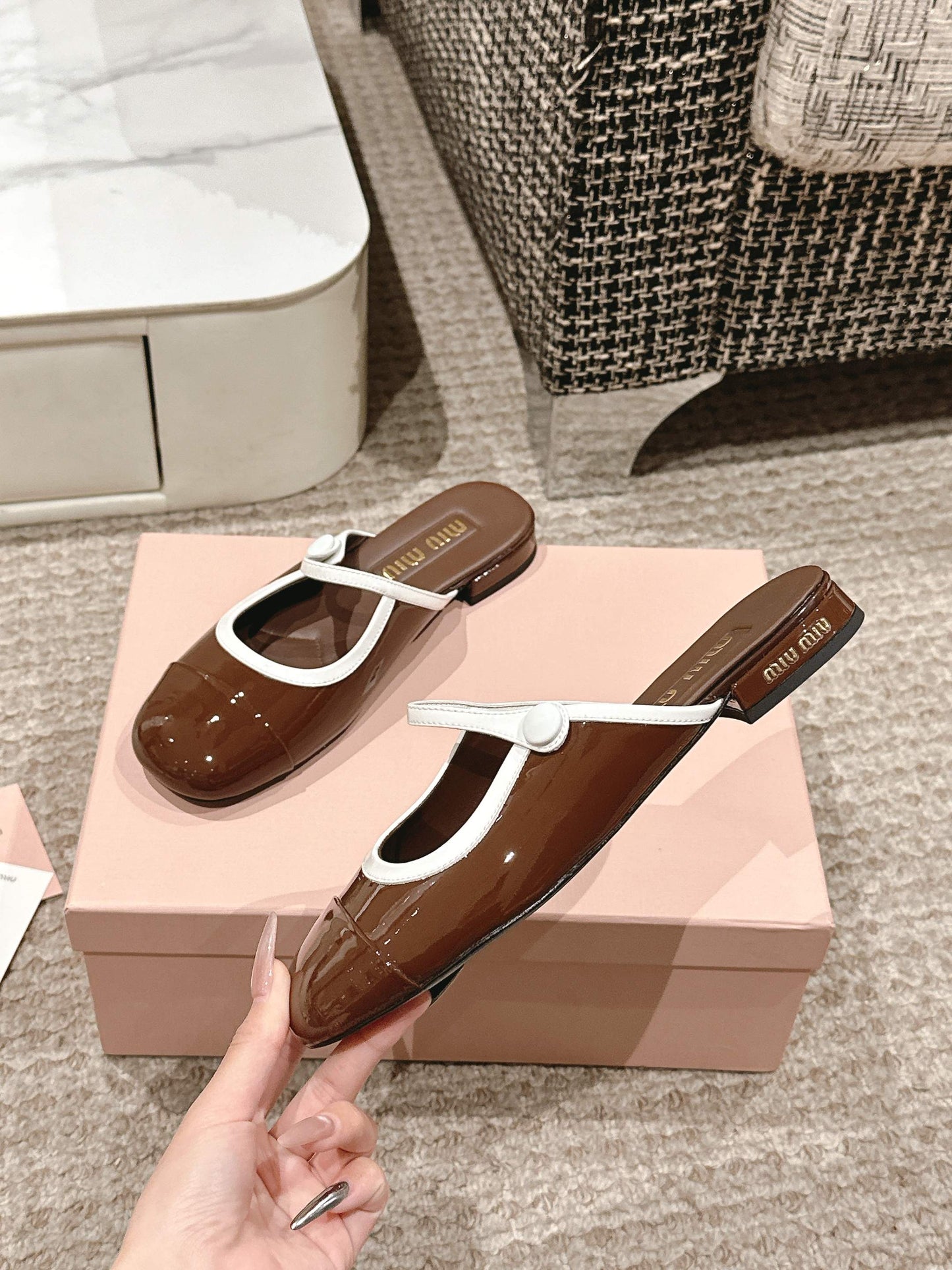 FLAT MULE IN CHOCOLATE BROWN PATENT CALFSKIN - 35