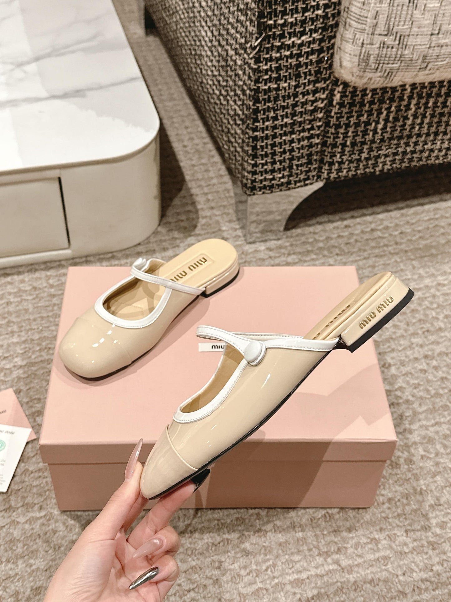FLAT MULE IN BISQUE BEIGE PATENT CALFSKIN - 35