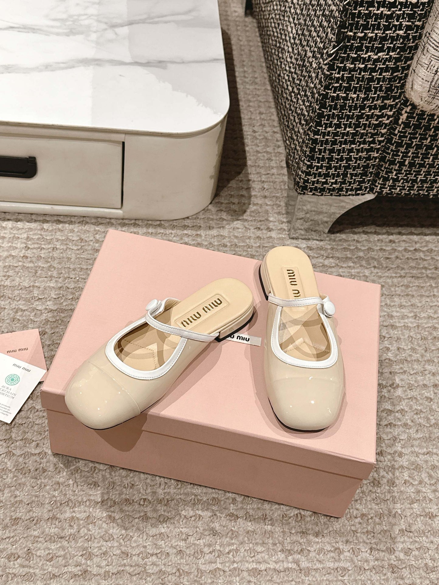 FLAT MULE IN BISQUE BEIGE PATENT CALFSKIN - 35