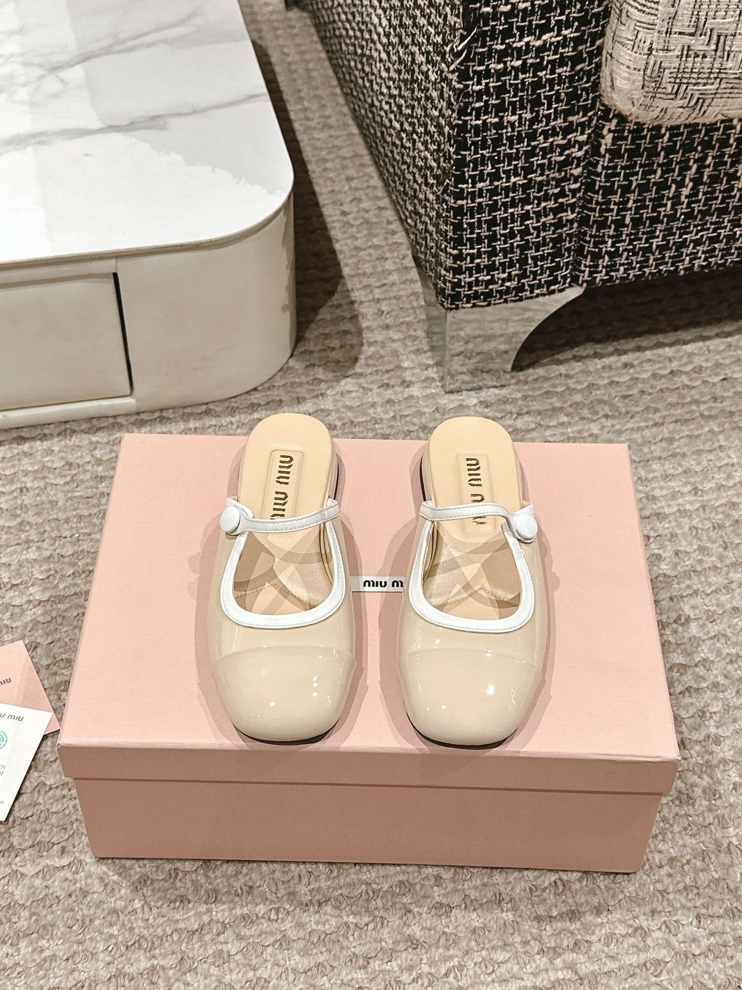 FLAT MULE IN BISQUE BEIGE PATENT CALFSKIN - 35