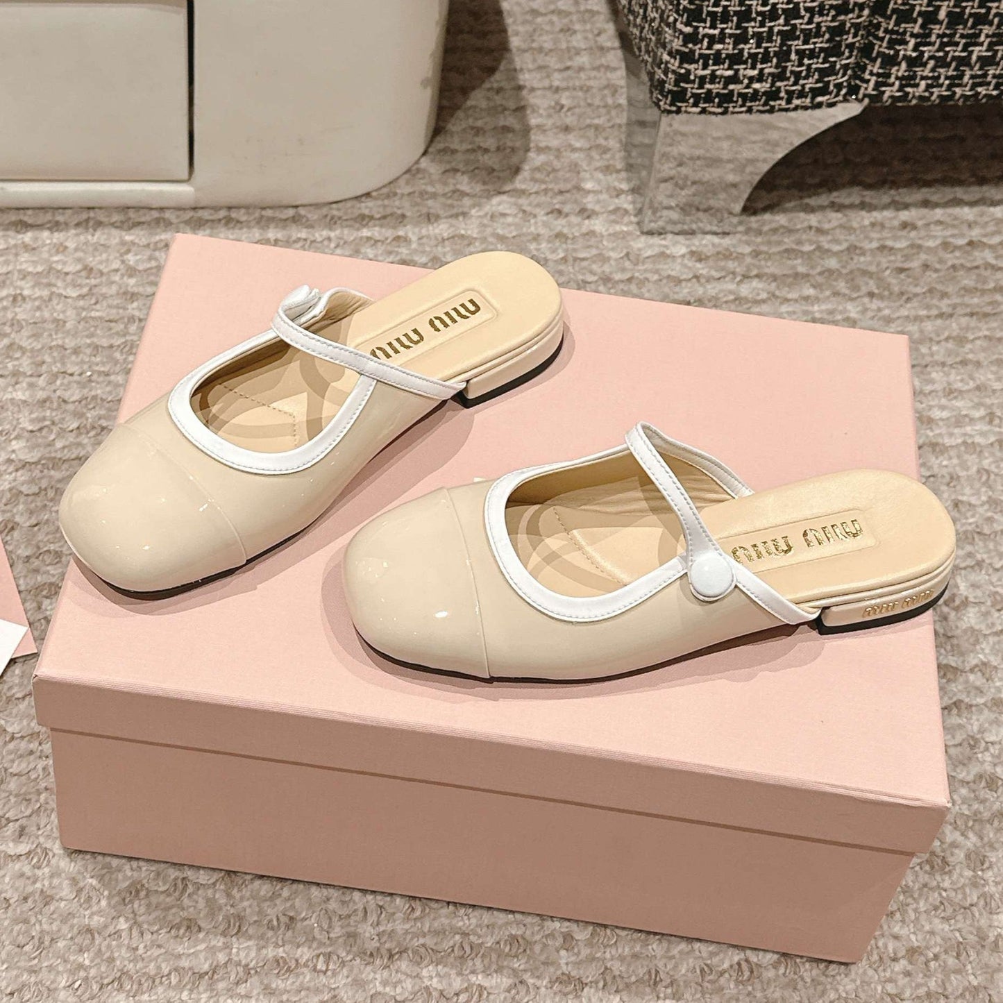 FLAT MULE IN BISQUE BEIGE PATENT CALFSKIN - 35