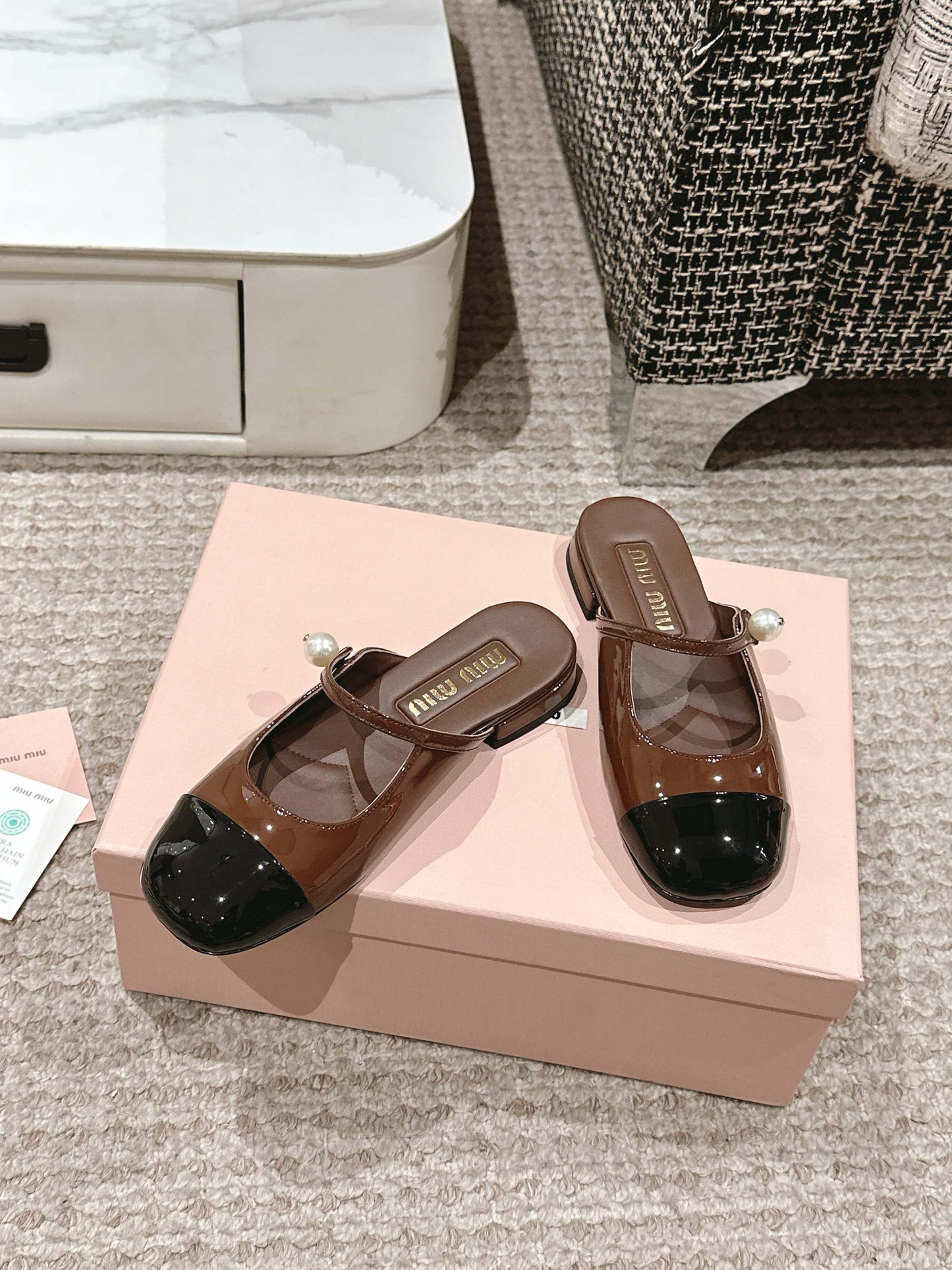 FLAT MULE IN CHOCOLATE BROWN MIX BLACK PATENT CALFSKIN - 35