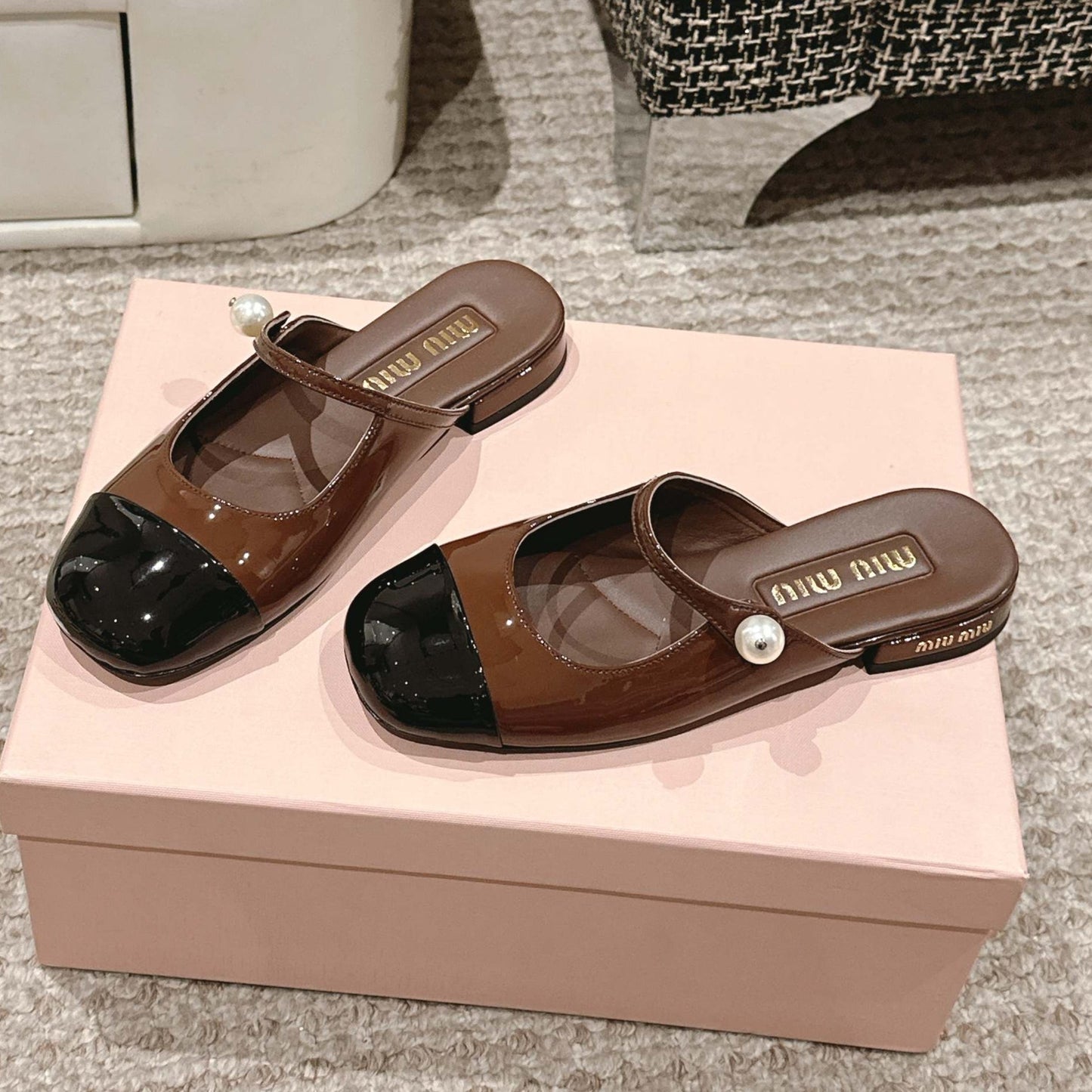 FLAT MULE IN CHOCOLATE BROWN MIX BLACK PATENT CALFSKIN - 35