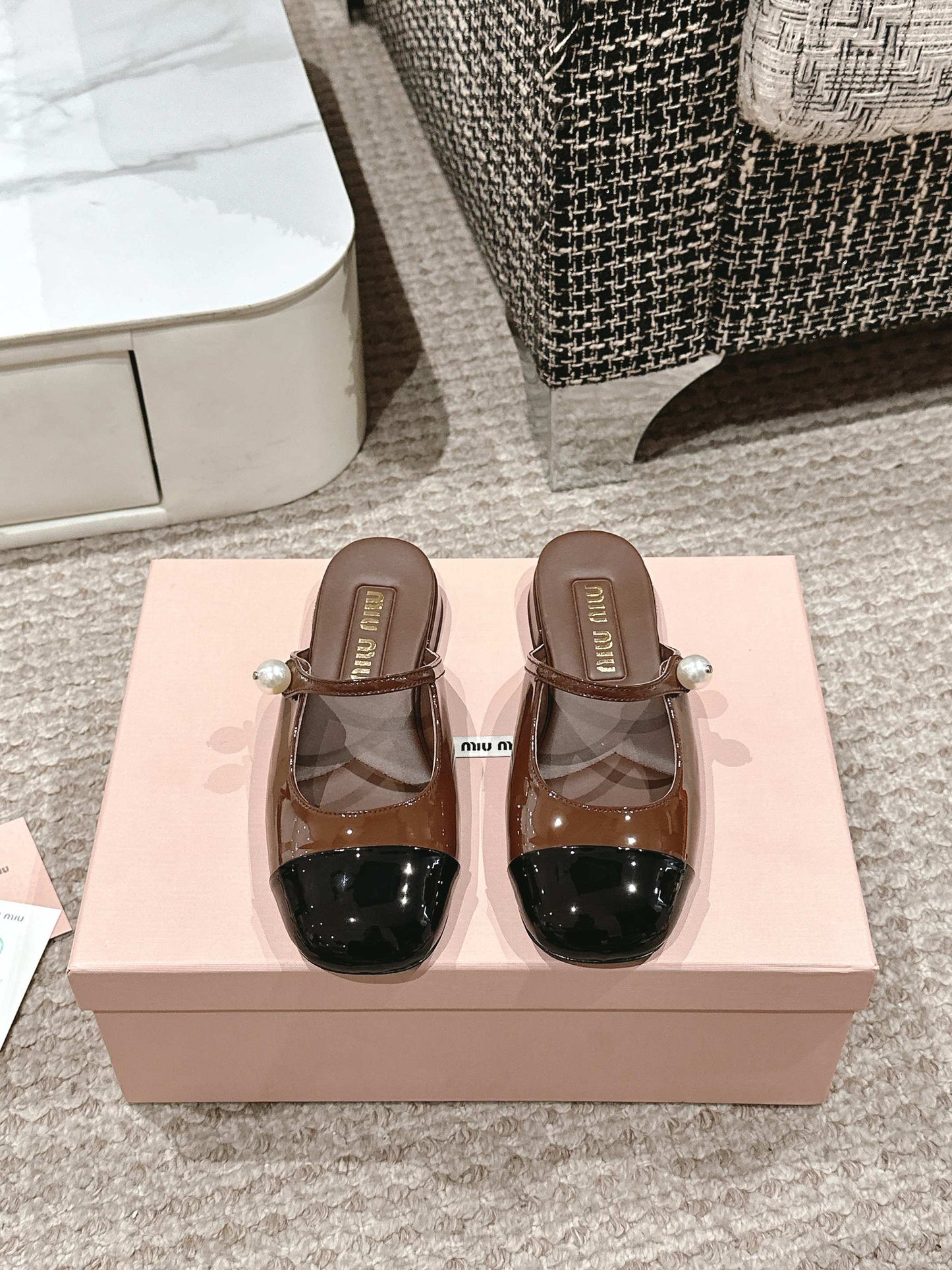 FLAT MULE IN CHOCOLATE BROWN MIX BLACK PATENT CALFSKIN - 35