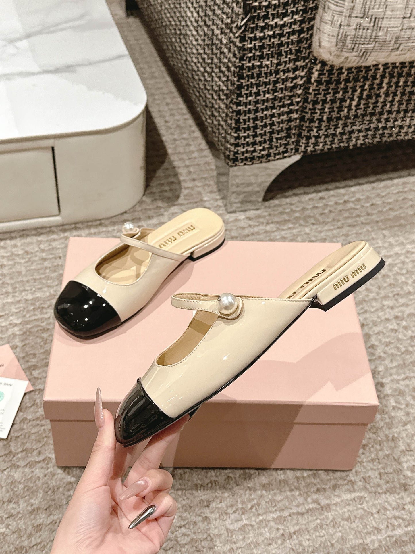 FLAT MULE IN BISQUE BEIGE MIX BLACK PATENT CALFSKIN - 35