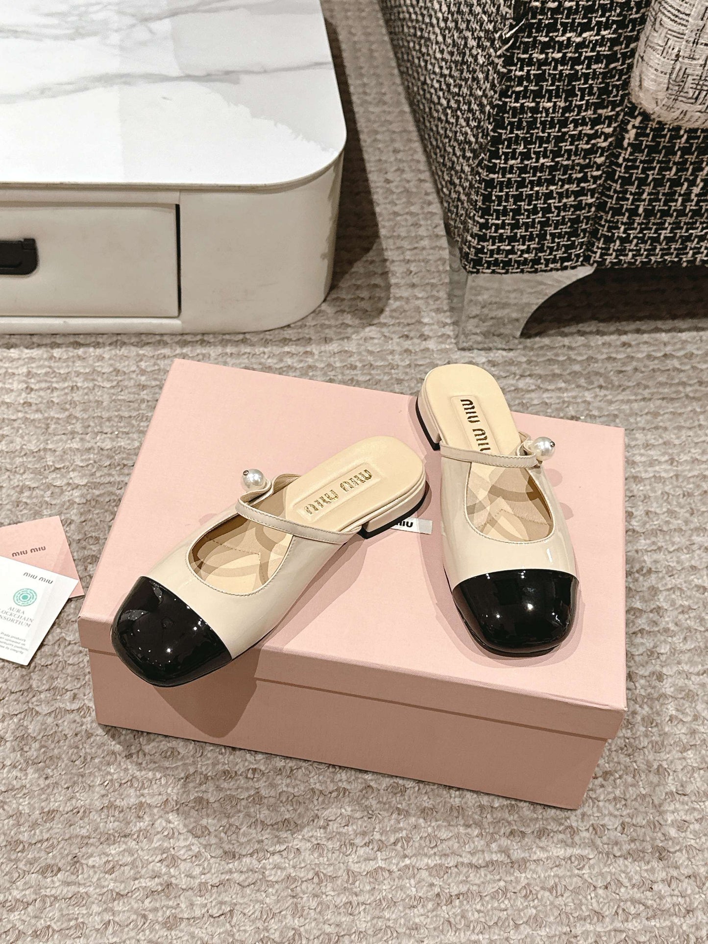 FLAT MULE IN BISQUE BEIGE MIX BLACK PATENT CALFSKIN - 35
