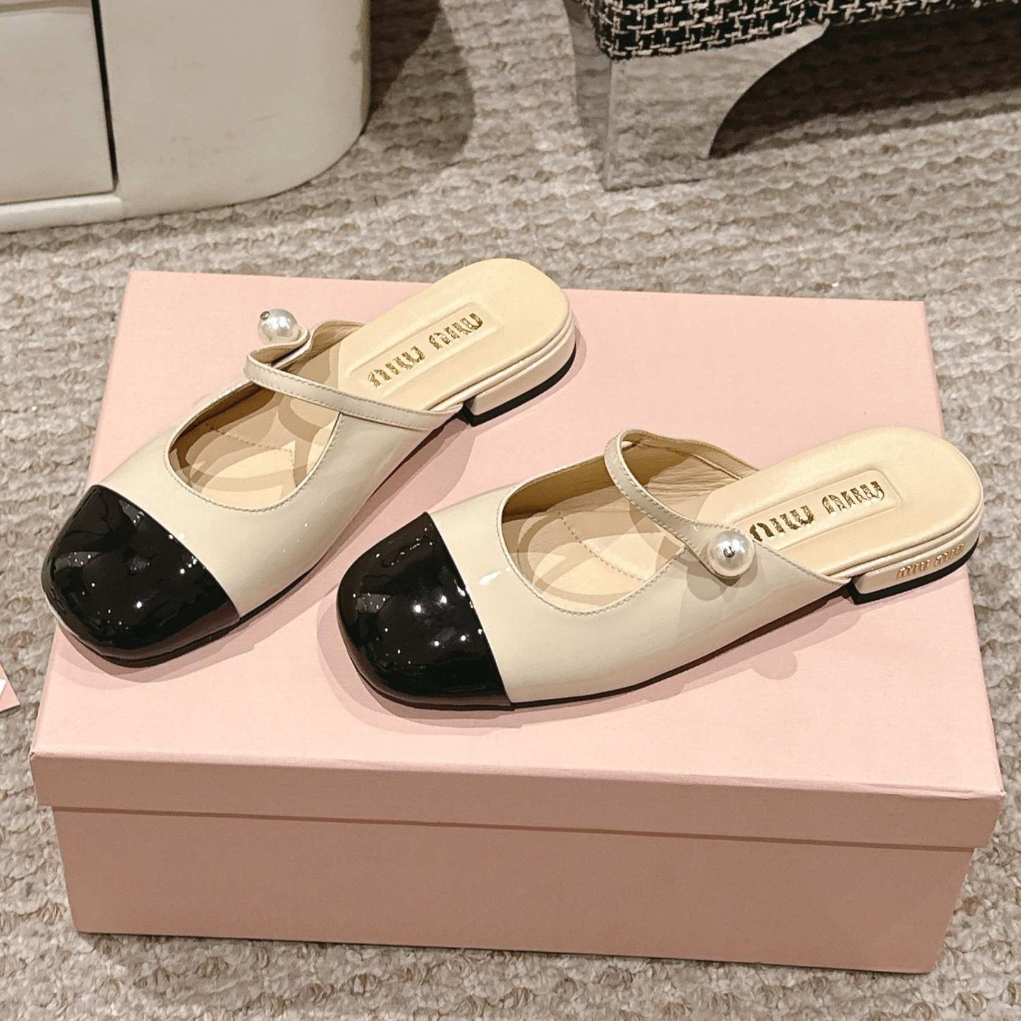 FLAT MULE IN BISQUE BEIGE MIX BLACK PATENT CALFSKIN - 35