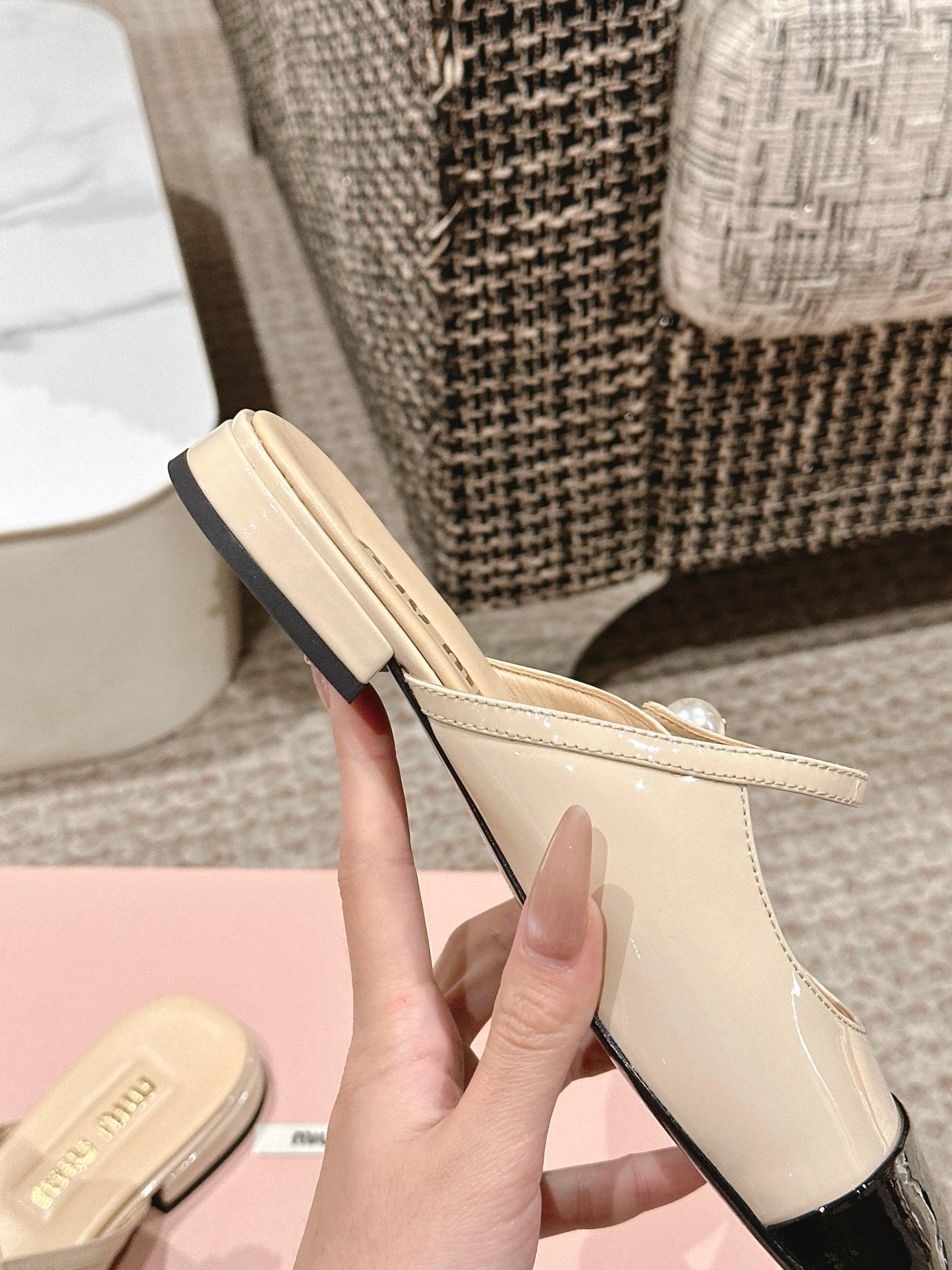 FLAT MULE IN BISQUE BEIGE MIX BLACK PATENT CALFSKIN - 35