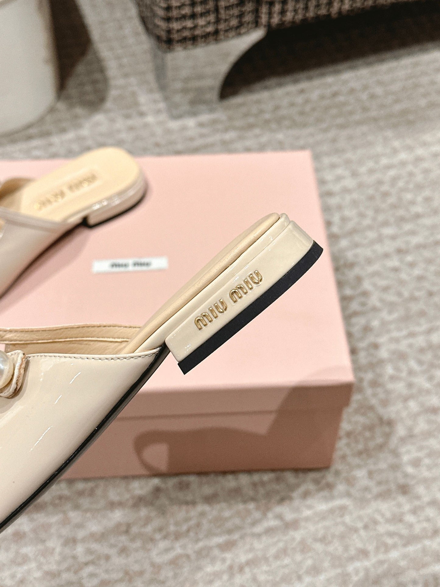FLAT MULE IN BISQUE BEIGE MIX BLACK PATENT CALFSKIN - 35