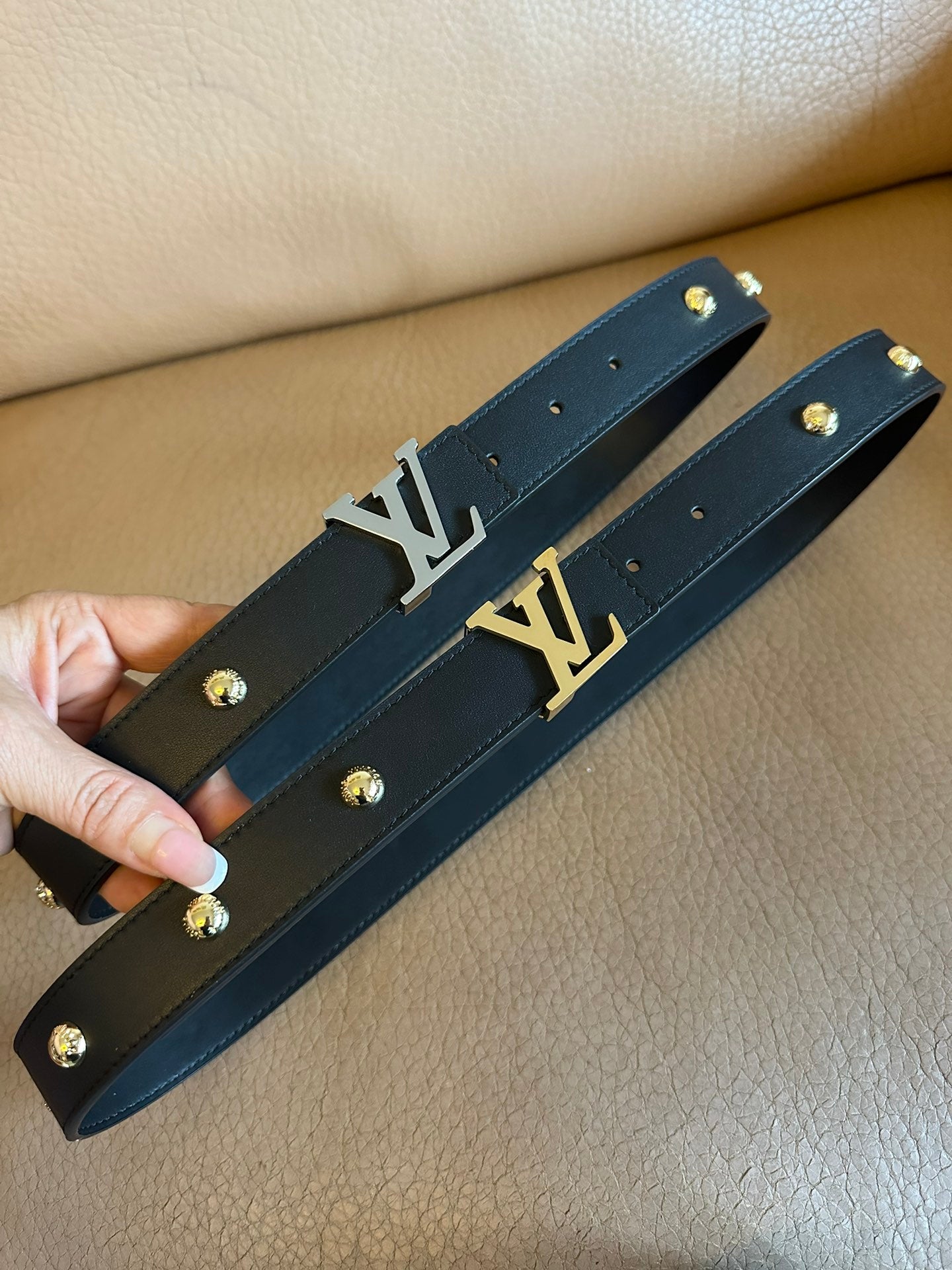 LV INITIALES STUDS 30 MM REVERSIBLE BELT IN BLACK CALFSKIN GOLD HARDWARE - 30