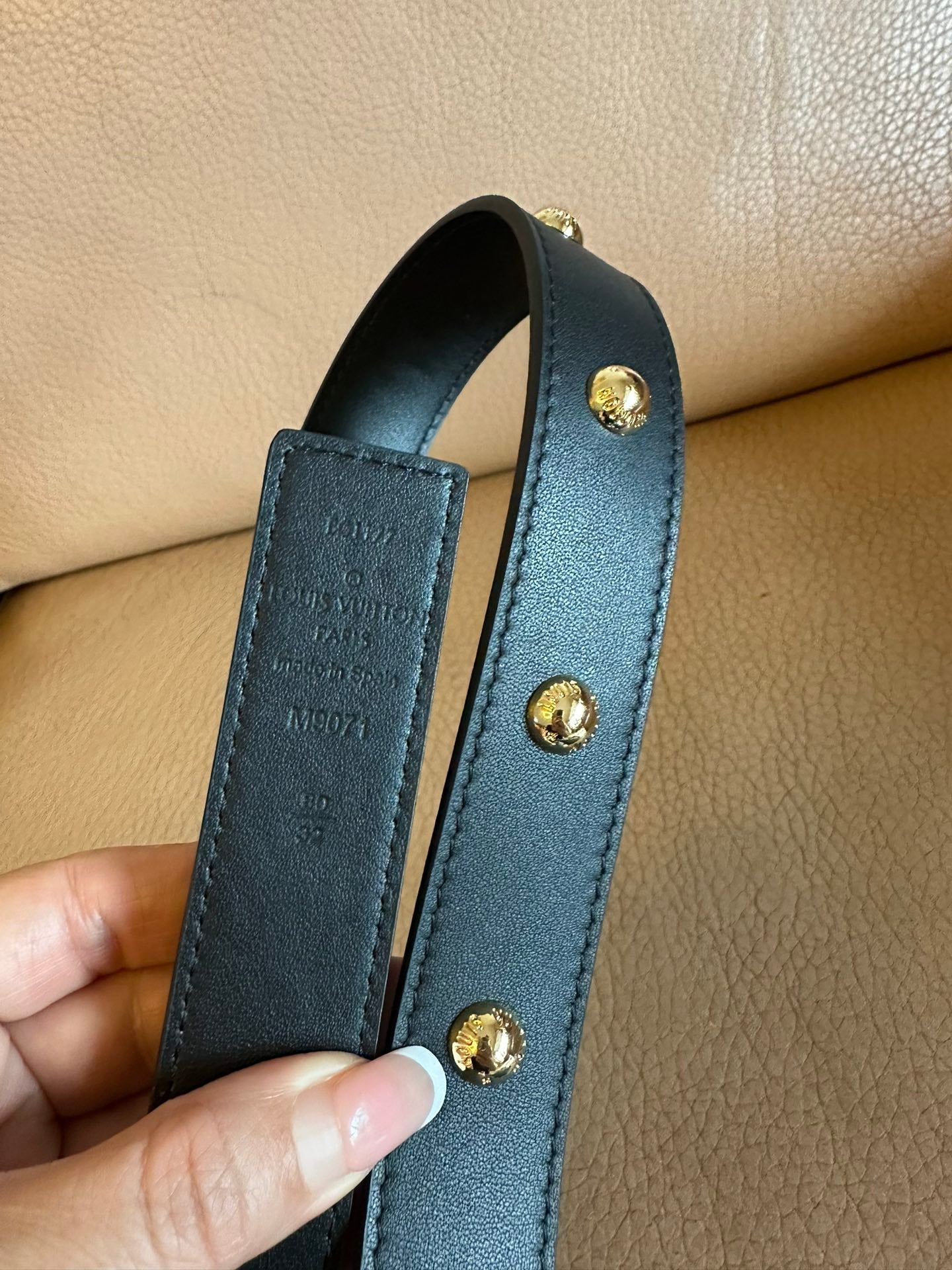 LV INITIALES STUDS 30 MM REVERSIBLE BELT IN BLACK CALFSKIN GOLD HARDWARE - 30