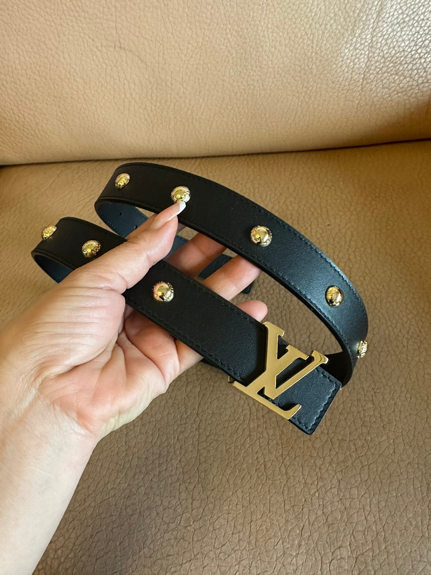 LV INITIALES STUDS 30 MM REVERSIBLE BELT IN BLACK CALFSKIN GOLD HARDWARE - 30
