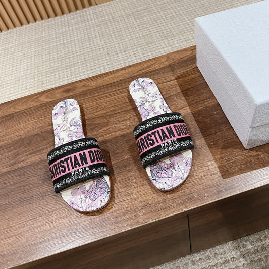 БОСОНІЖКИ DIOR 26S SLIDE РОЖЕВІ З КВІТКОВИМ ПРИНТОМ ТА РЕМІНЦЕМ ІЗ ЛОГОТИПОМ