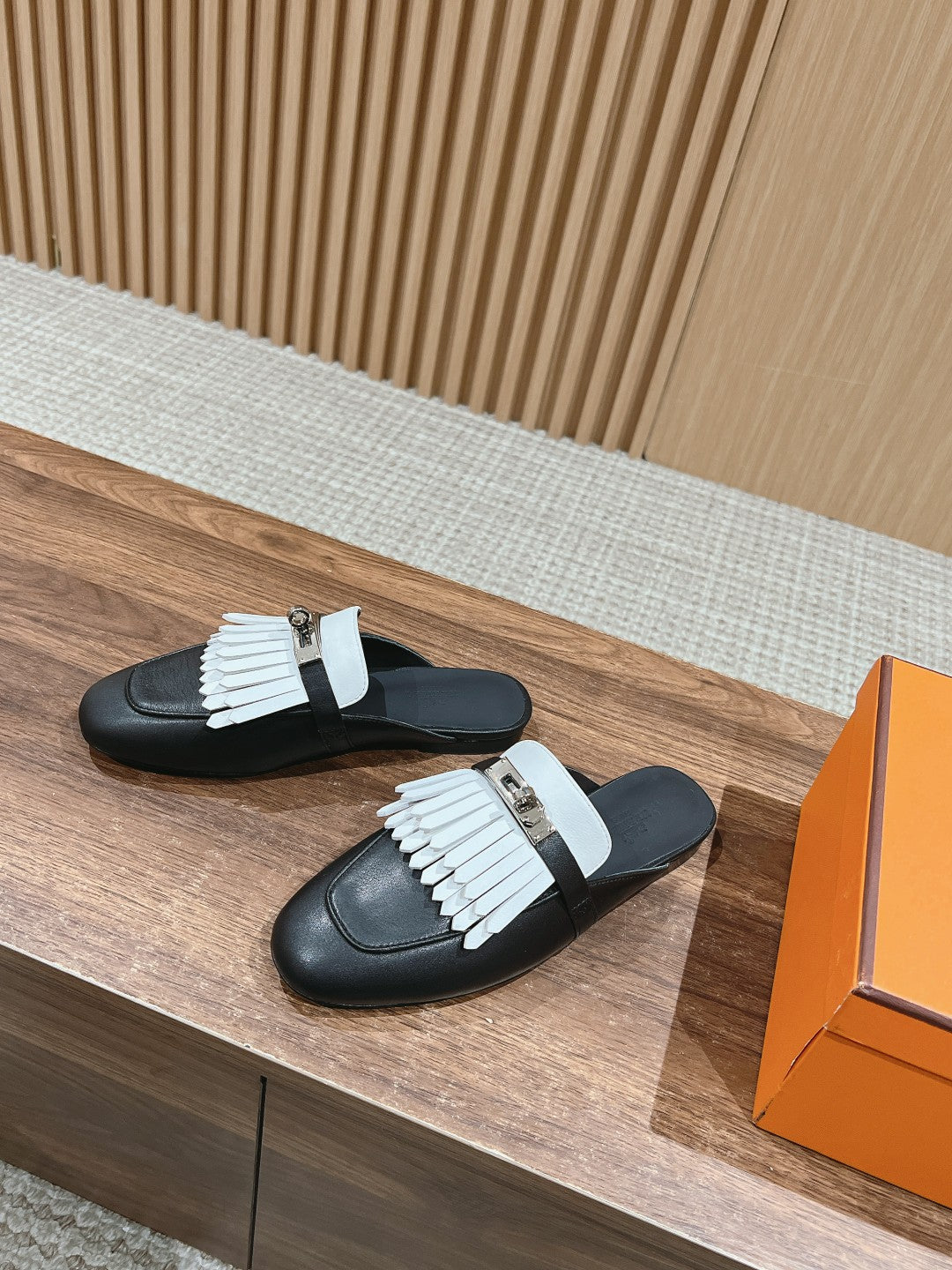 0Z Mule Fringed Black/White - 35