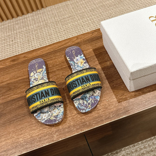ШЛІПАНЦІ DIOR 26S ЗІ СТРІЧКОЮ З ФІОЛЕТОВИМ КВІТКОВИМ РІЗНОКОЛЬОРОВИМ ЛОГОТИПОМ