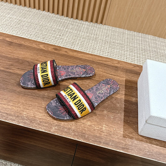 ШЛЬОПАНЦІ DIOR 26S ЗІ СЛАЙДЕРОМ З ЛОГОТИПОМ І ВІЗЕРУНКОМ TOILE У КІЛЬКОХ КОЛЬОРАХ