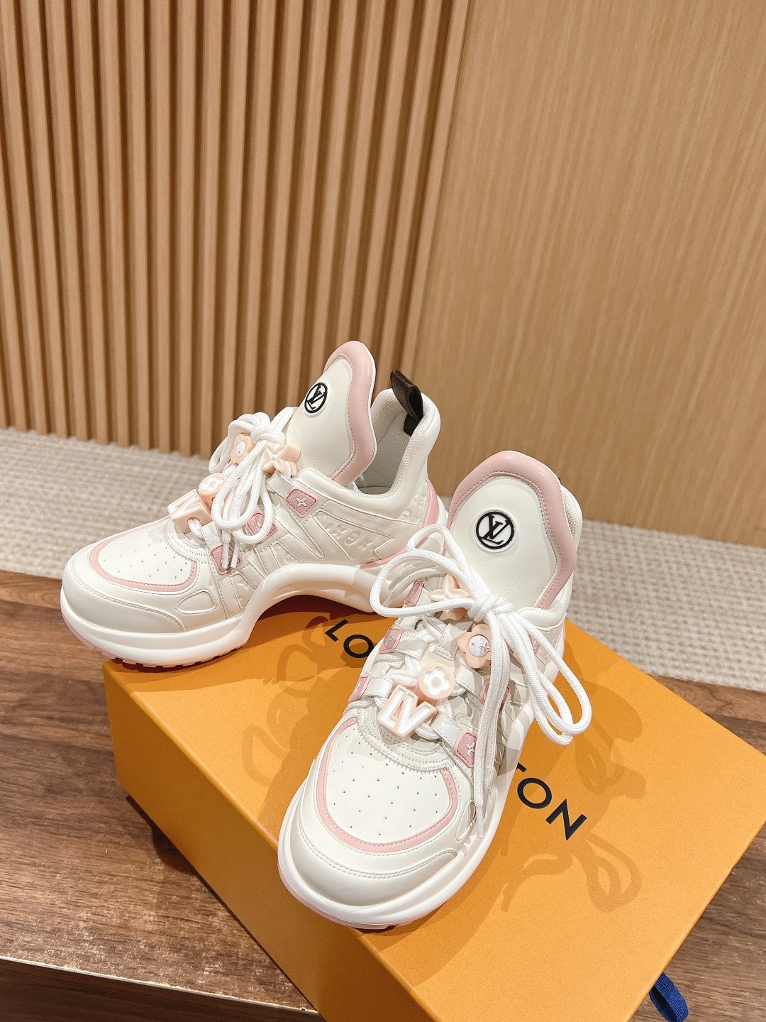 LV ARCHLIGHT SNEAKER IN WHITE MIX LIGHT PINK EMBOSSED CALFSKIN - 35