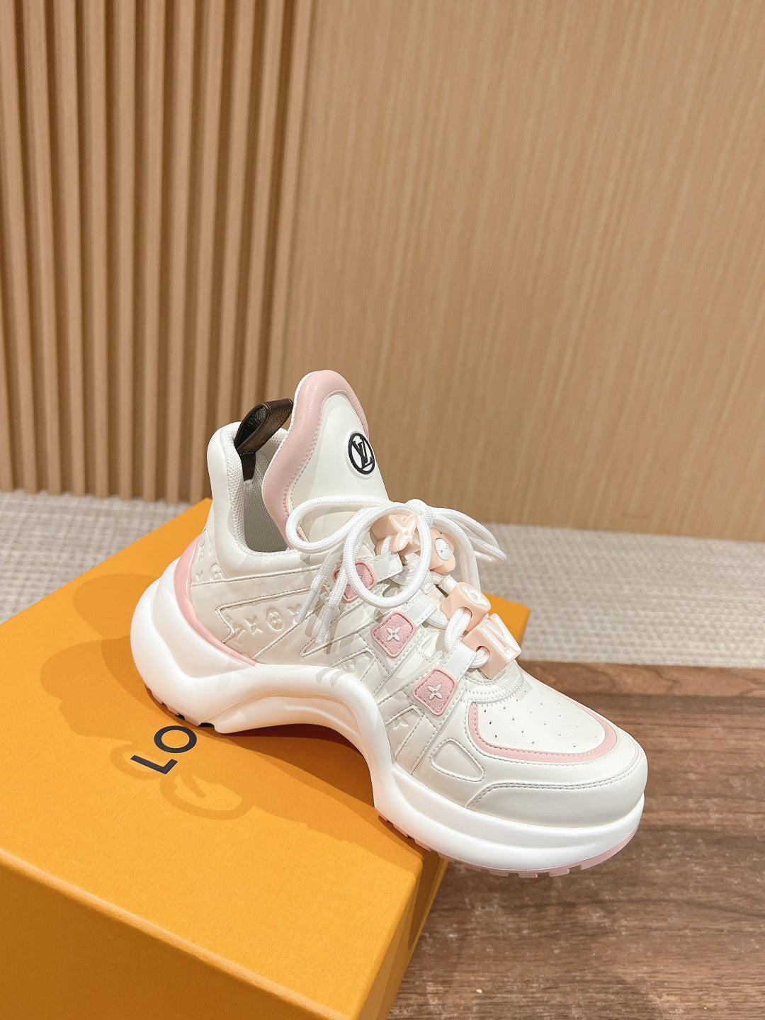 LV ARCHLIGHT SNEAKER IN WHITE MIX LIGHT PINK EMBOSSED CALFSKIN - 35