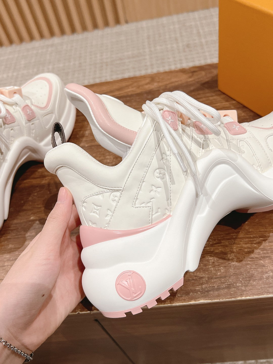 LV ARCHLIGHT SNEAKER IN WHITE MIX LIGHT PINK EMBOSSED CALFSKIN - 35