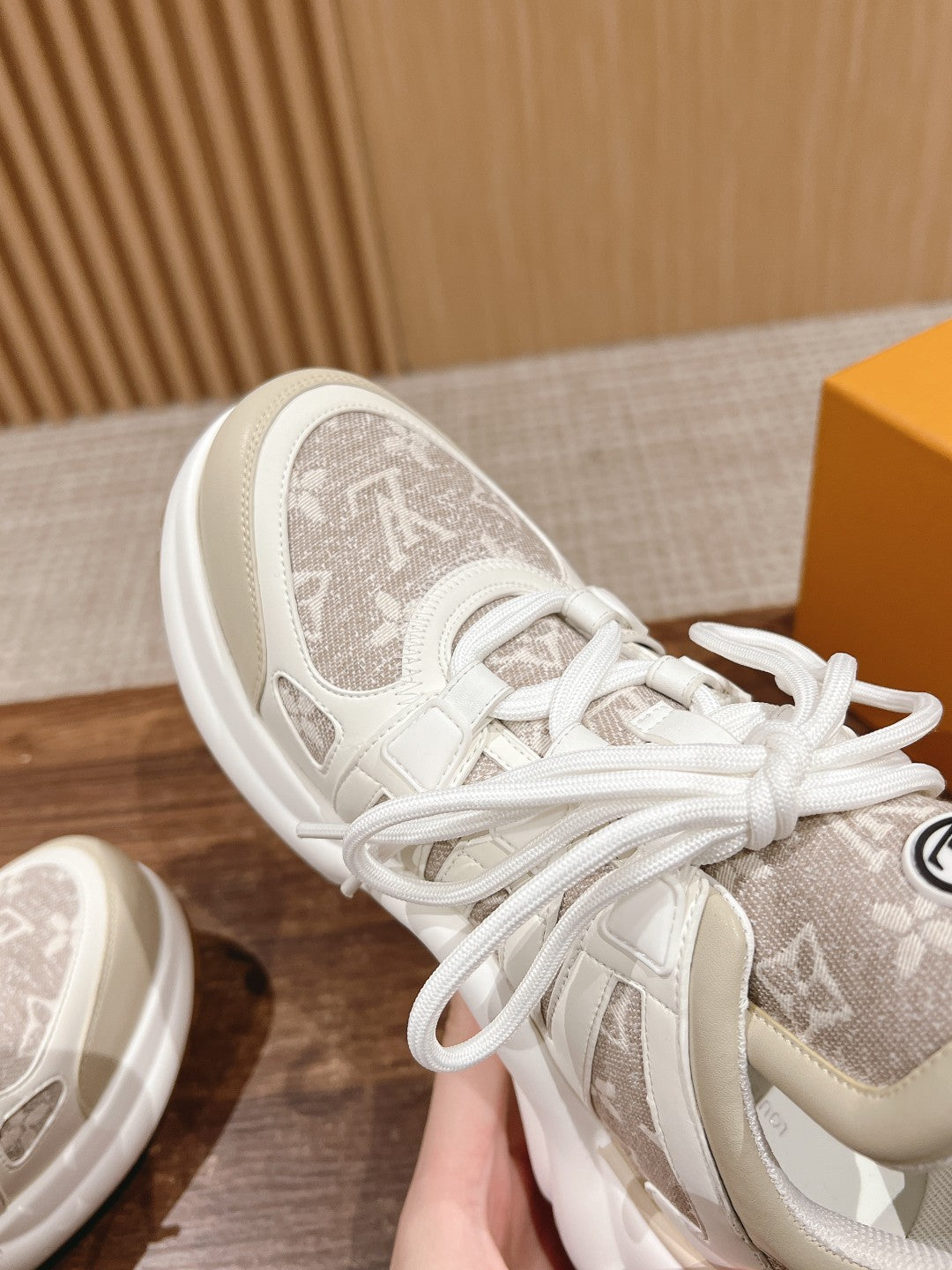 LV ARCHLIGHT SNEAKER IN WHITE CALFSKIN AND CAMEL BEIGE MONOGRAM DENIM - 35
