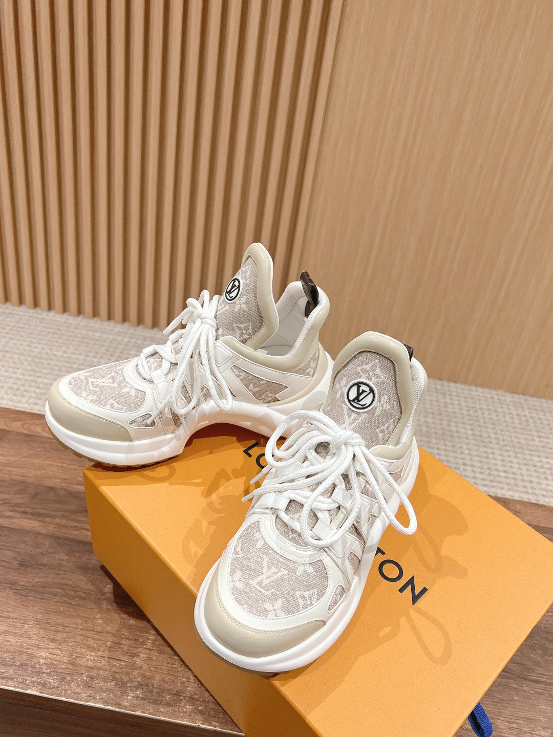 LV ARCHLIGHT SNEAKER IN WHITE CALFSKIN AND CAMEL BEIGE MONOGRAM DENIM - 35